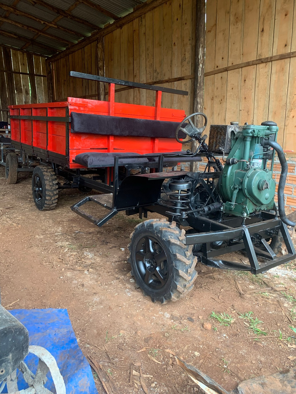 Carreta traçada e reduzida 4x4 1 pistão vermelho